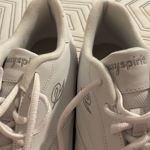 VINTAGE EASY SPIRIT WALKING SHOES 9 WOMEN'S. Gentle use but small tear in photo. - Picture 6 of 8